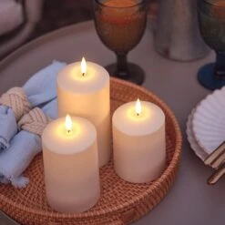 3 Bougies D'Extérieur à LED TruGlow® Avec Télécommande 20 3 Bougies D'Extérieur à LED TruGlow® Avec Télécommande -Noel Deco Magasin 3 bougies dexterieur a led truglow sur une table