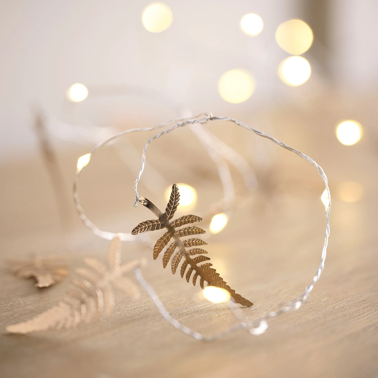 Guirlande Lumineuse Micro LED à 19 Feuilles Dorées 1 Guirlande Lumineuse Micro LED à 19 Feuilles Dorées
