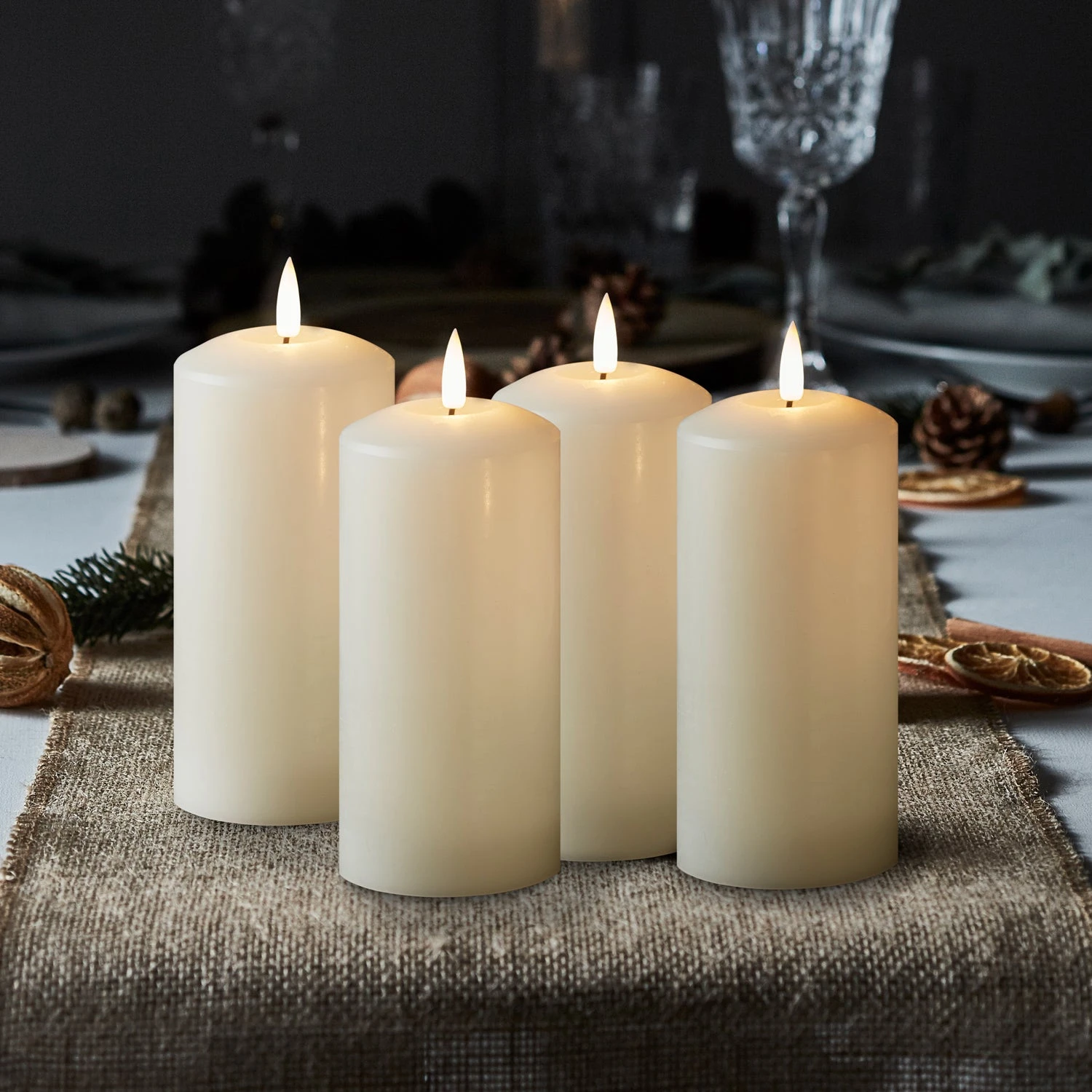 Lot De 4 Bougies Piliers TruGlow® Ivoire De 15 Cm à LED 1 Lot De 4 Bougies Piliers TruGlow® Ivoire De 15 Cm à LED