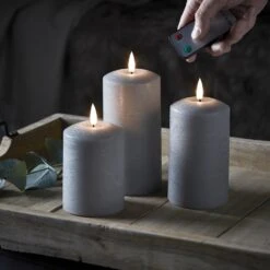 Lot De 3 Bougies Piliers TruGlow® Grises à LED Télécommandées 10 Lot De 3 Bougies Piliers TruGlow® Grises à LED Télécommandées -Noel Deco Magasin CA19008 Lot de 3 Bougies TruGlow Grises Telecommandees