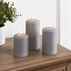 Lot De 3 Bougies Piliers TruGlow® Grises à LED Télécommandées 9 Lot De 3 Bougies Piliers TruGlow® Grises à LED Télécommandées -Noel Deco Magasin CA19008 Lot de 3 Bougies TruGlow Grises p1
