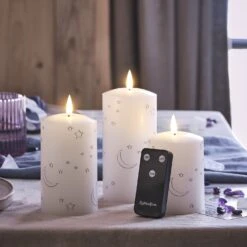 3 Bougies Piliers TruGlow® à Motif Lunes Et Étoiles 7 3 Bougies Piliers TruGlow® à Motif Lunes Et Étoiles -Noel Deco Magasin CA24003 3 bougies piliers truglow a motif lunes et etoiles avec telecommande