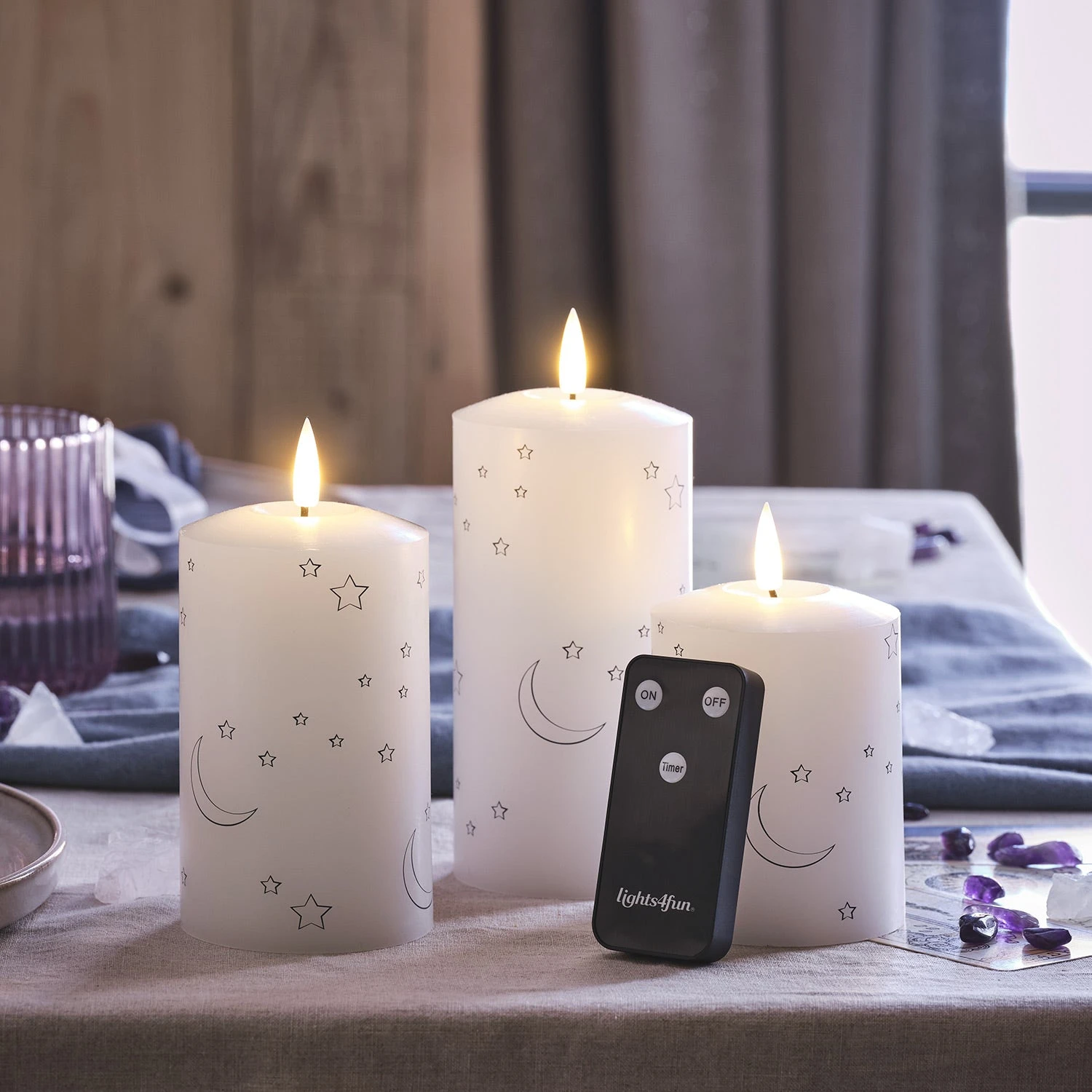 3 Bougies Piliers TruGlow® à Motif Lunes Et Étoiles 3 3 Bougies Piliers TruGlow® à Motif Lunes Et Étoiles – Image 3