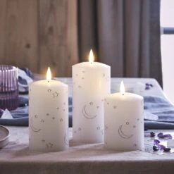3 Bougies Piliers TruGlow® à Motif Lunes Et Étoiles 8 3 Bougies Piliers TruGlow® à Motif Lunes Et Étoiles -Noel Deco Magasin CA24003 3 bougies piliers truglow a motif lunes et etoiles en deco de table avec des cristaux
