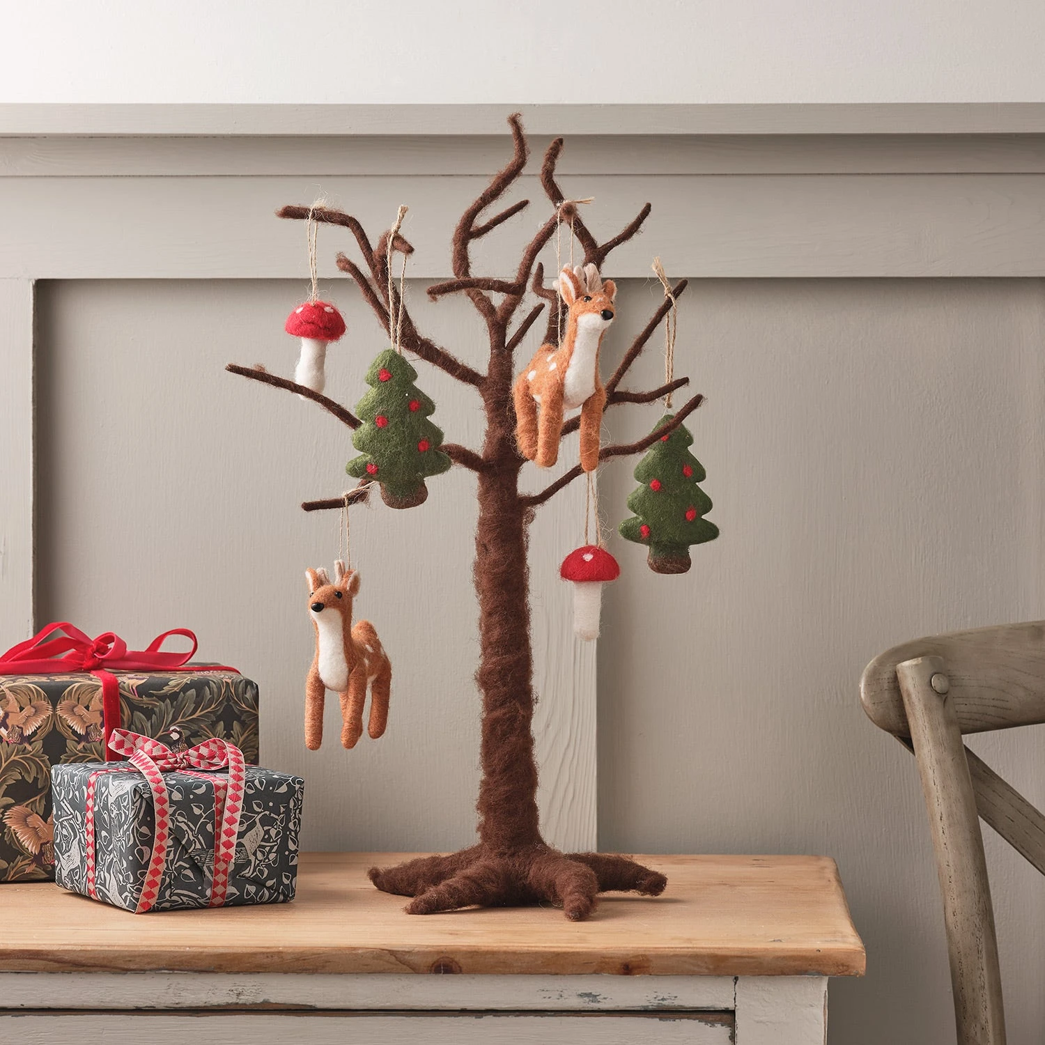 Lot D’Arbuste Décoratif Et 3 Décorations De Noël En Feutre à Suspendre 1 Lot D’Arbuste Décoratif Et 3 Décorations De Noël En Feutre à Suspendre