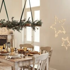 Guirlande De Noël Sapin, Pommes De Pin Et Glands Pré-illuminée De 1,5 M 7 Guirlande De Noël Sapin, Pommes De Pin Et Glands Pré-illuminée De 1,5 M -Noel Deco Magasin D GA21017 Lot Guirlande de Noel Sapin Pommes de Pin et Glands d 1 50m et Micro LED vue table d829732d 17f0 47bd 968b 3aa3cab411e6