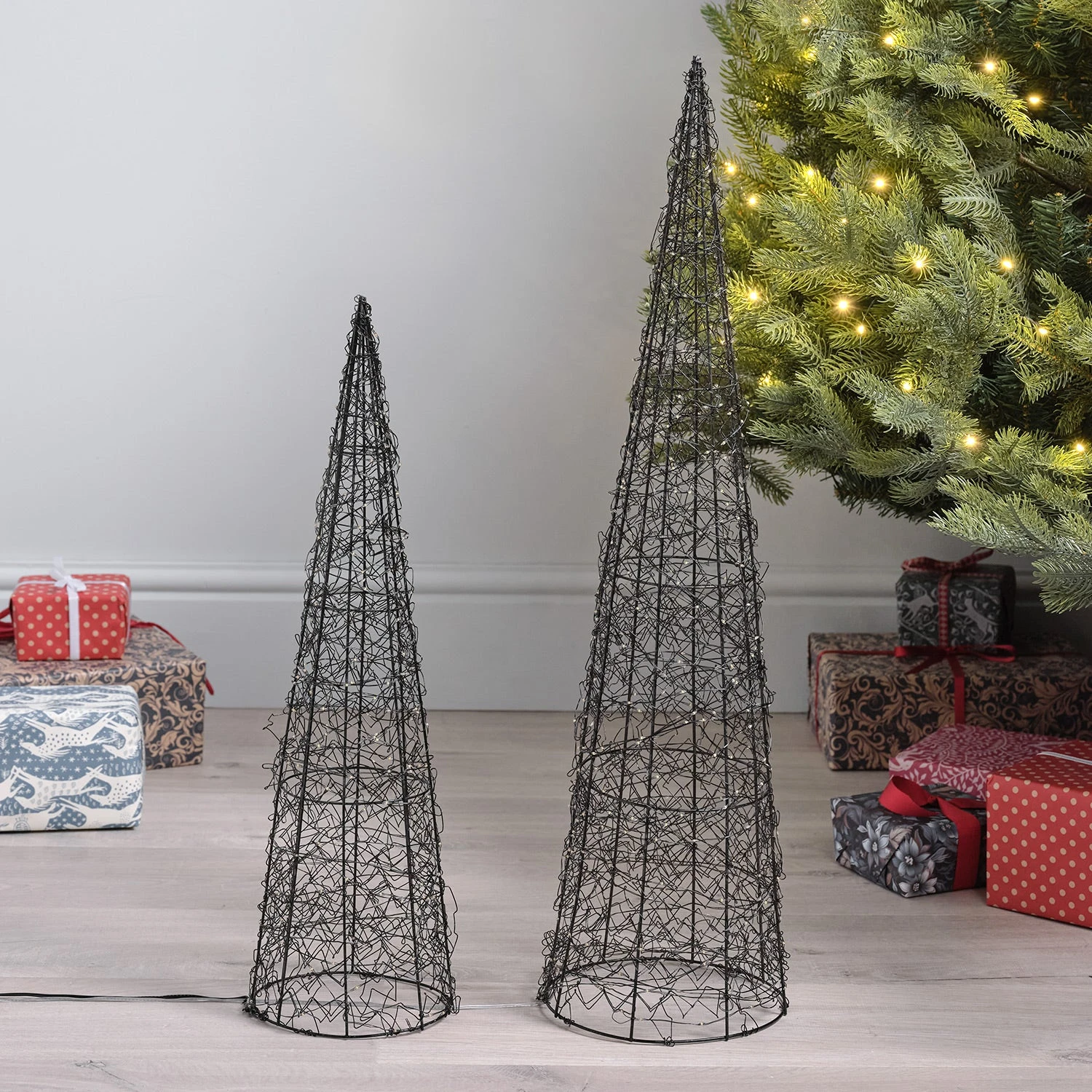 Duo De Cônes Lumineux En Fil Métallique De 80 Cm Et 60 Cm 6 Duo De Cônes Lumineux En Fil Métallique De 80 Cm Et 60 Cm – Image 6