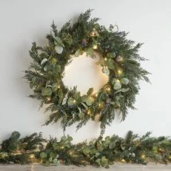 Couronne Et Guirlande De Noël Pré-éclairée Aux Baies Et Pommes De Pins