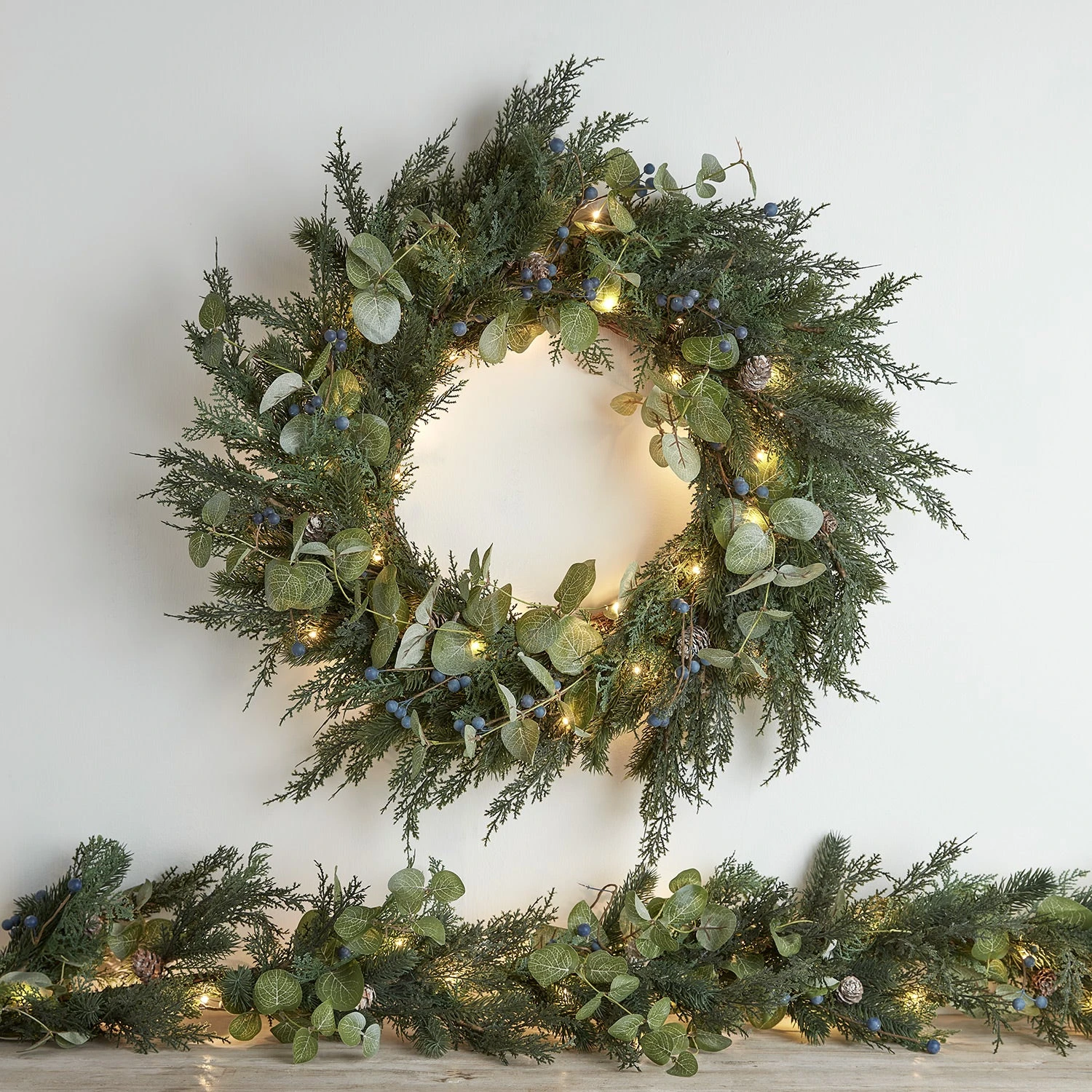 Couronne Et Guirlande De Noël Pré-éclairée Aux Baies Et Pommes De Pins 1 Couronne Et Guirlande De Noël Pré-éclairée Aux Baies Et Pommes De Pins