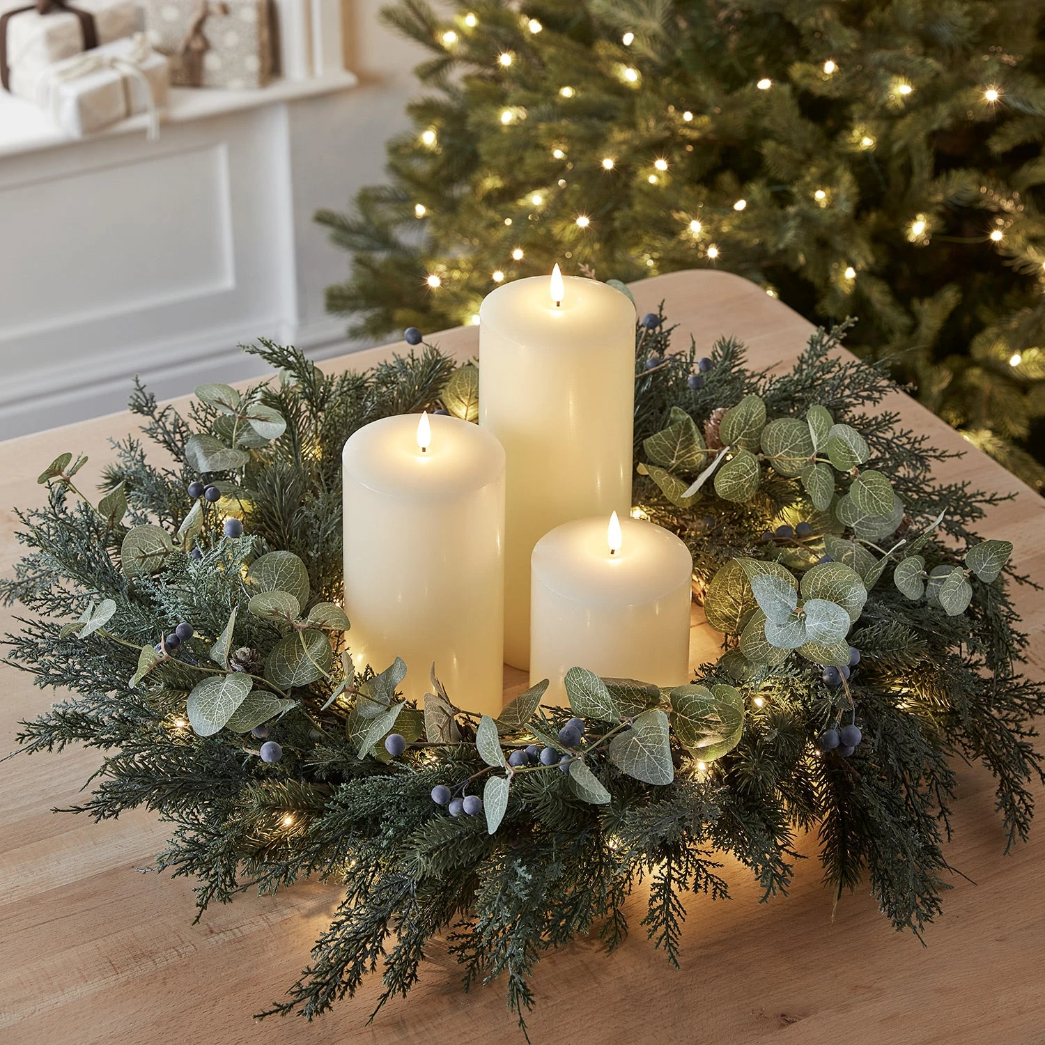 Lot De Couronne De Noël Pré-éclairée Avec Baies Et Pommes De Pins Et Bougies TruGlow® 1 Lot De Couronne De Noël Pré-éclairée Avec Baies Et Pommes De Pins Et Bougies TruGlow®