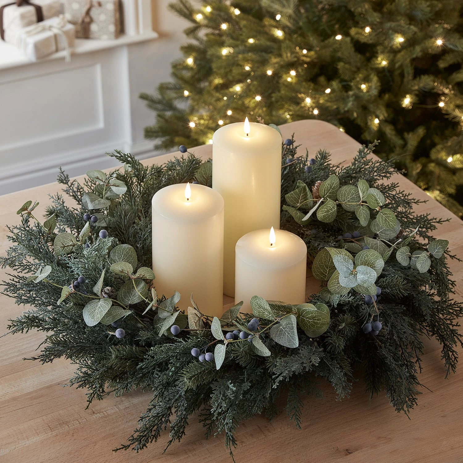 Lot De Couronne De Noël Pré-éclairée Avec Baies Et Pommes De Pins Et Bougies TruGlow® 2 Lot De Couronne De Noël Pré-éclairée Avec Baies Et Pommes De Pins Et Bougies TruGlow® – Image 2