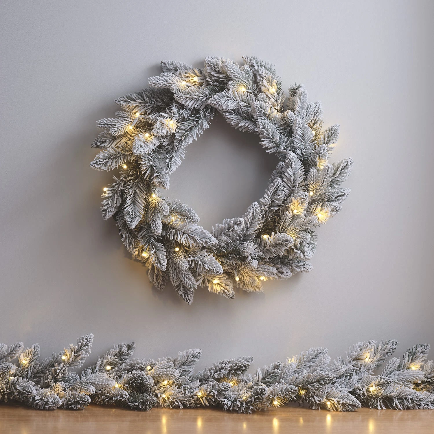 Couronne De Noël Enneigée De 50 Cm à LED Blanc Chaud 3 Couronne De Noël Enneigée De 50 Cm à LED Blanc Chaud – Image 3