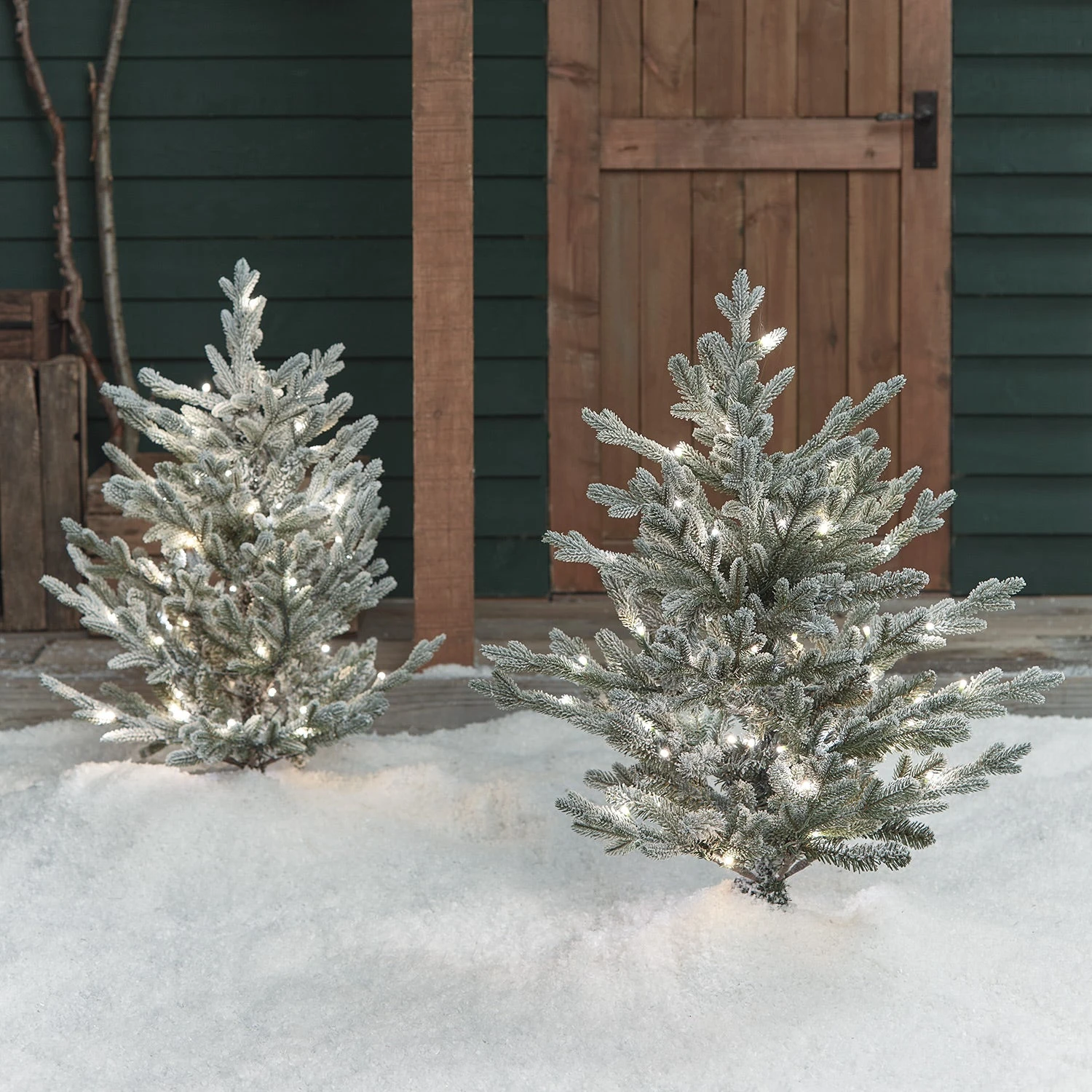 Lot De 2 Sapins De Noël De 91cm Sur Piquet à LED Bicolore, Effet Givré 1 Lot De 2 Sapins De Noël De 91cm Sur Piquet à LED Bicolore, Effet Givré