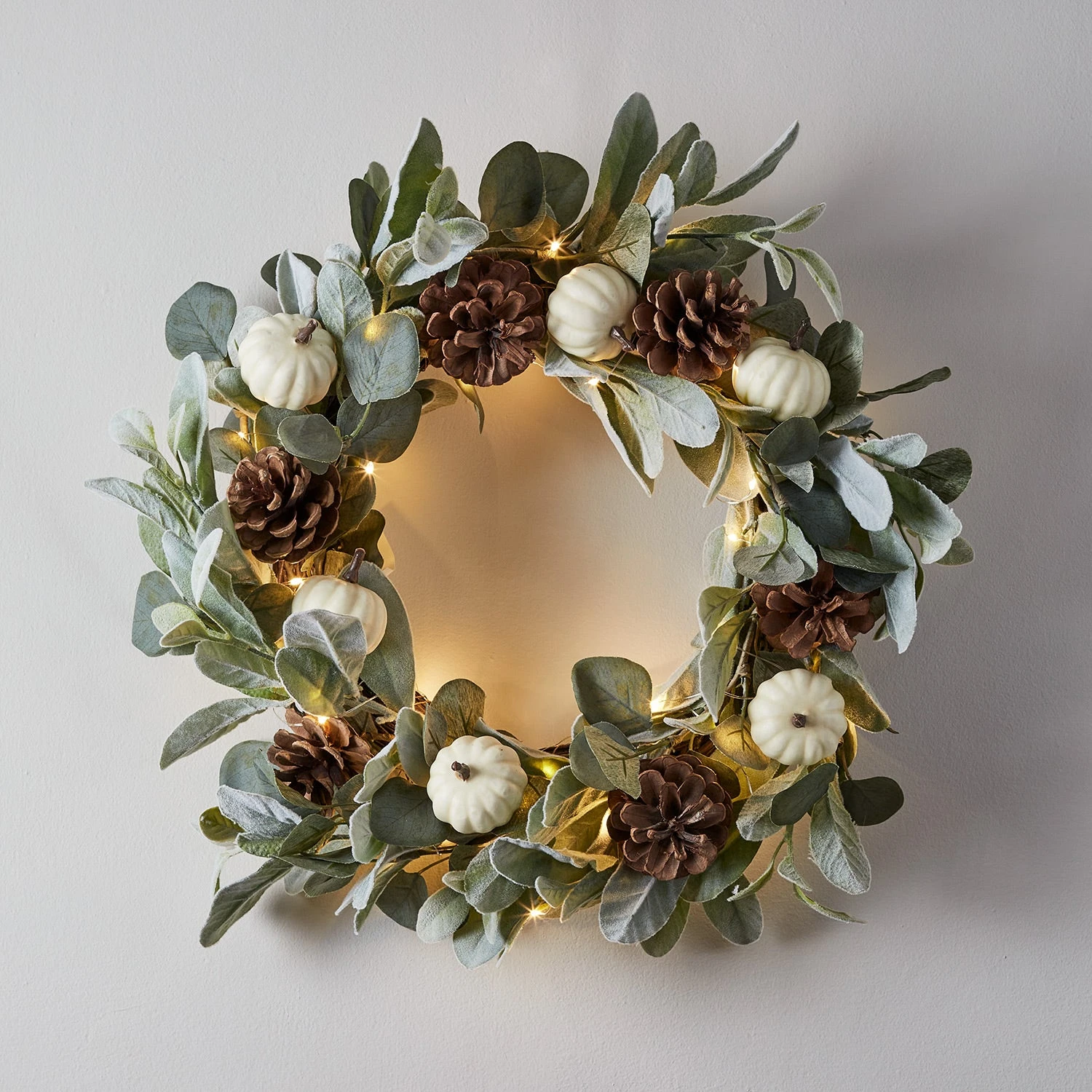 Lot Couronne Automnale Citrouilles Et Pommes De Pin De 50 Cm Et Micro LED 2 Lot Couronne Automnale Citrouilles Et Pommes De Pin De 50 Cm Et Micro LED – Image 2