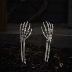 2 Piquets De Jardin D’Halloween En Forme De Main De Squelette 5 2 Piquets De Jardin D’Halloween En Forme De Main De Squelette -Noel Deco Magasin HA22017 2 piquets de jardin d halloween en forme de mains de squelette Off