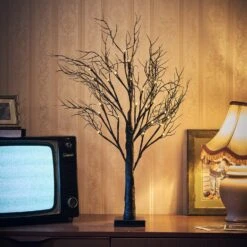 Décoration D'Halloween Arbre Lumineux De 70 Cm 8 Décoration D'Halloween Arbre Lumineux De 70 Cm -Noel Deco Magasin HA24026 arbre lumineux pose sur une table a tele