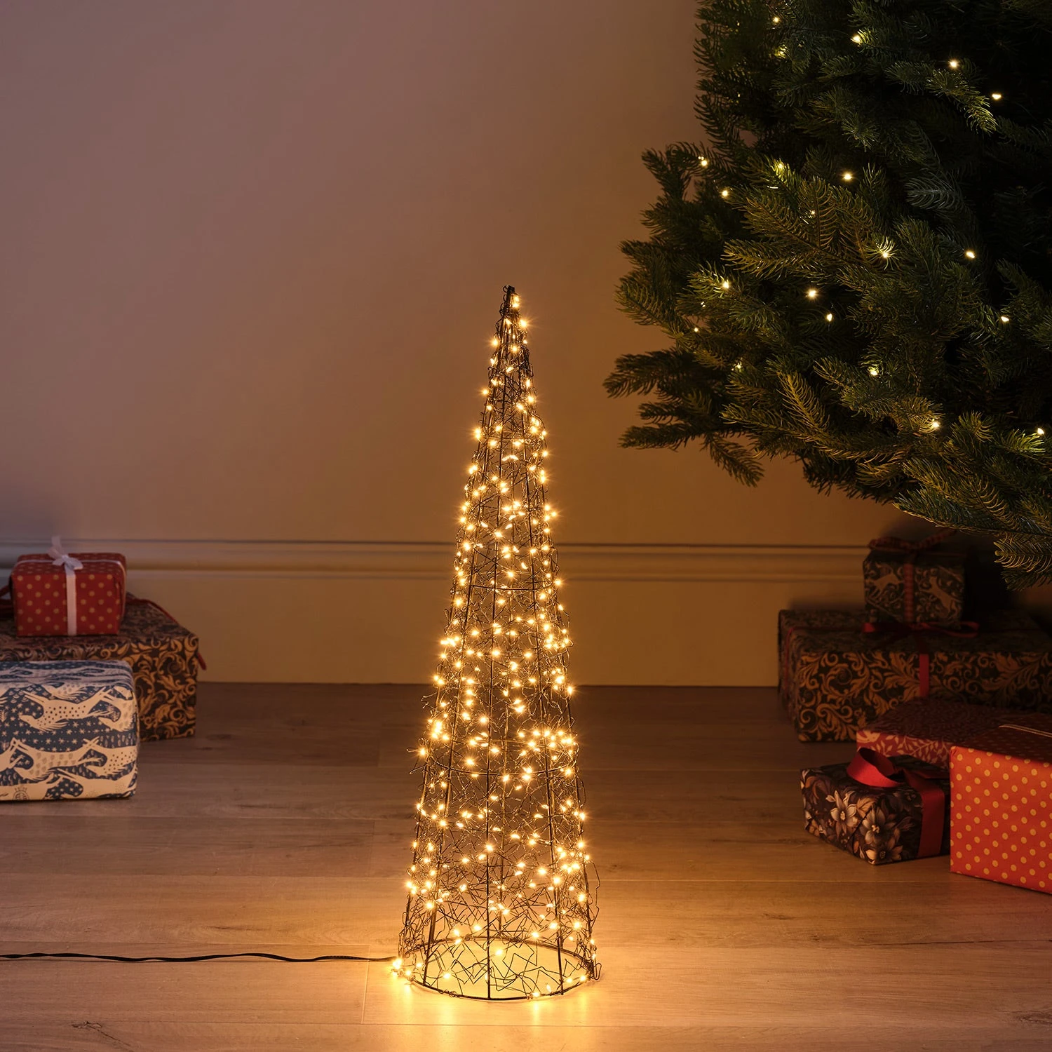 Duo De Cônes Lumineux En Fil Métallique De 80 Cm Et 60 Cm 3 Duo De Cônes Lumineux En Fil Métallique De 80 Cm Et 60 Cm – Image 3