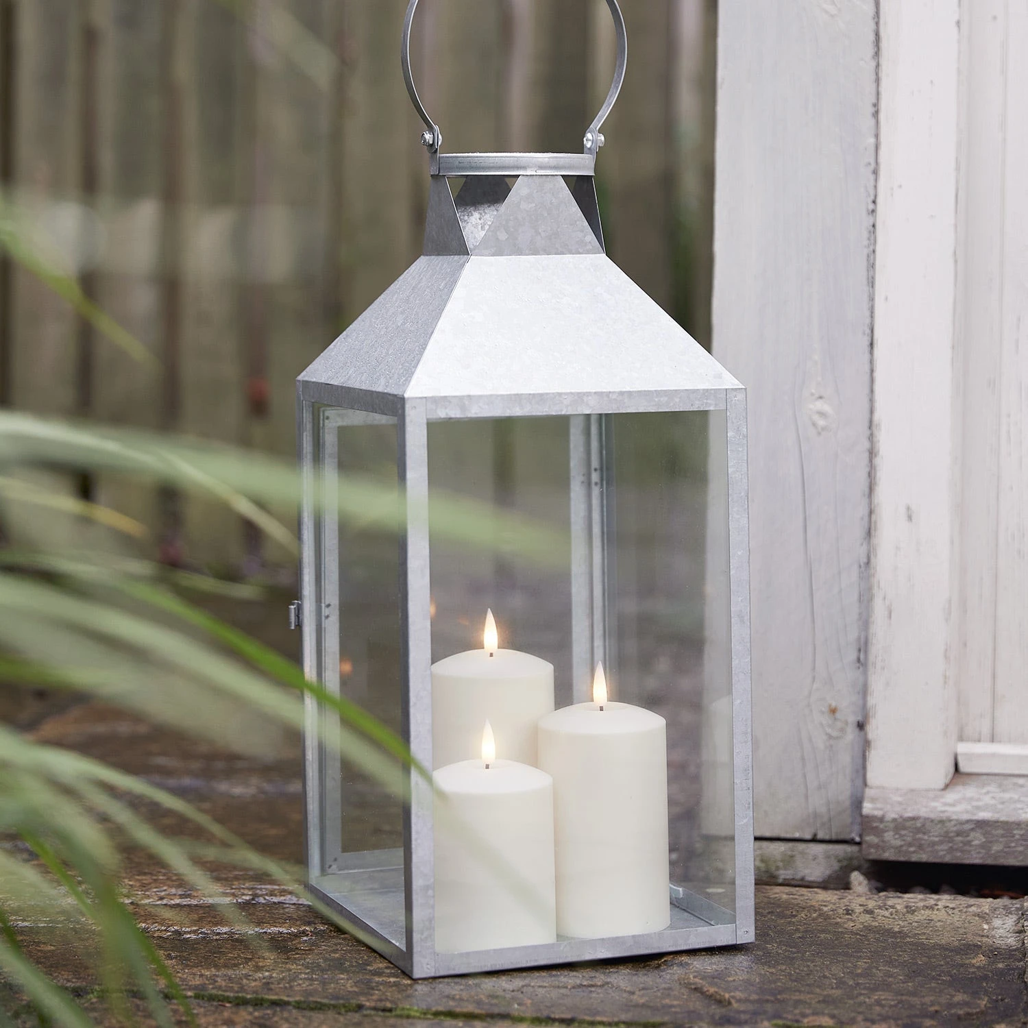 Grande Lanterne D'Extérieur Hayle En Métal, Avec Bougie TruGlow® 5 Grande Lanterne D'Extérieur Hayle En Métal, Avec Bougie TruGlow® – Image 5