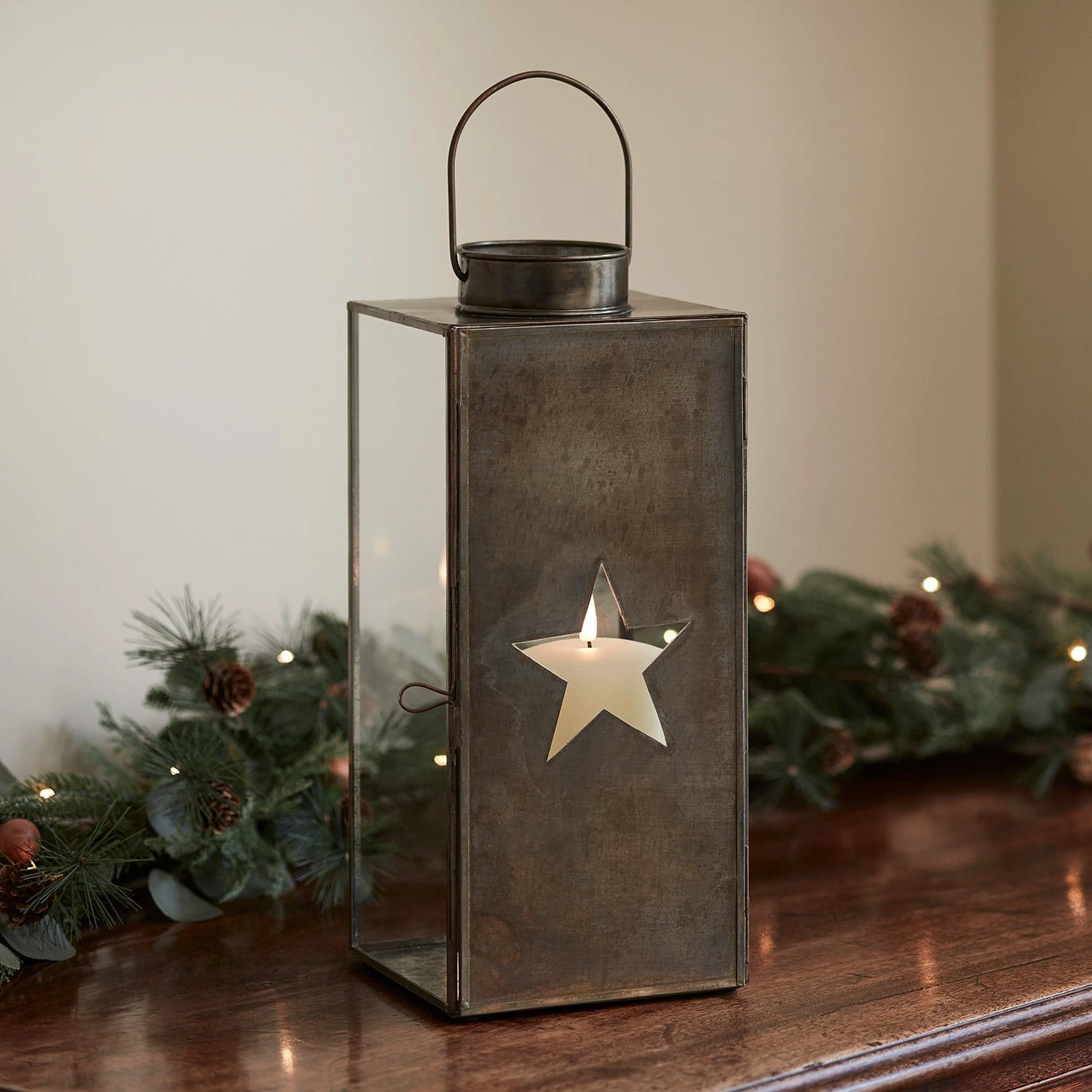 Duo De Lanternes Étoilées En Verre Et Métal Cuivré Avec Bougies TruGlow® 3 Duo De Lanternes Étoilées En Verre Et Métal Cuivré Avec Bougies TruGlow® – Image 3