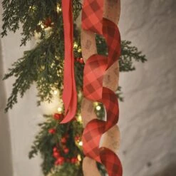 Guirlande De Noël Pré-éclairée Aux Baies Rouges 11 Guirlande De Noël Pré-éclairée Aux Baies Rouges -Noel Deco Magasin LL GA25009 guirlande de noel pre eclairee aux baies rouges vue rapprochee