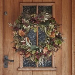 Couronne Automne Hiver Pré-éclairée De 60 Cm 18 Couronne Automne Hiver Pré-éclairée De 60 Cm -Noel Deco Magasin LL WR23001 couronne automne hiver pre eclairee de 60 cm suspendue sur une porte