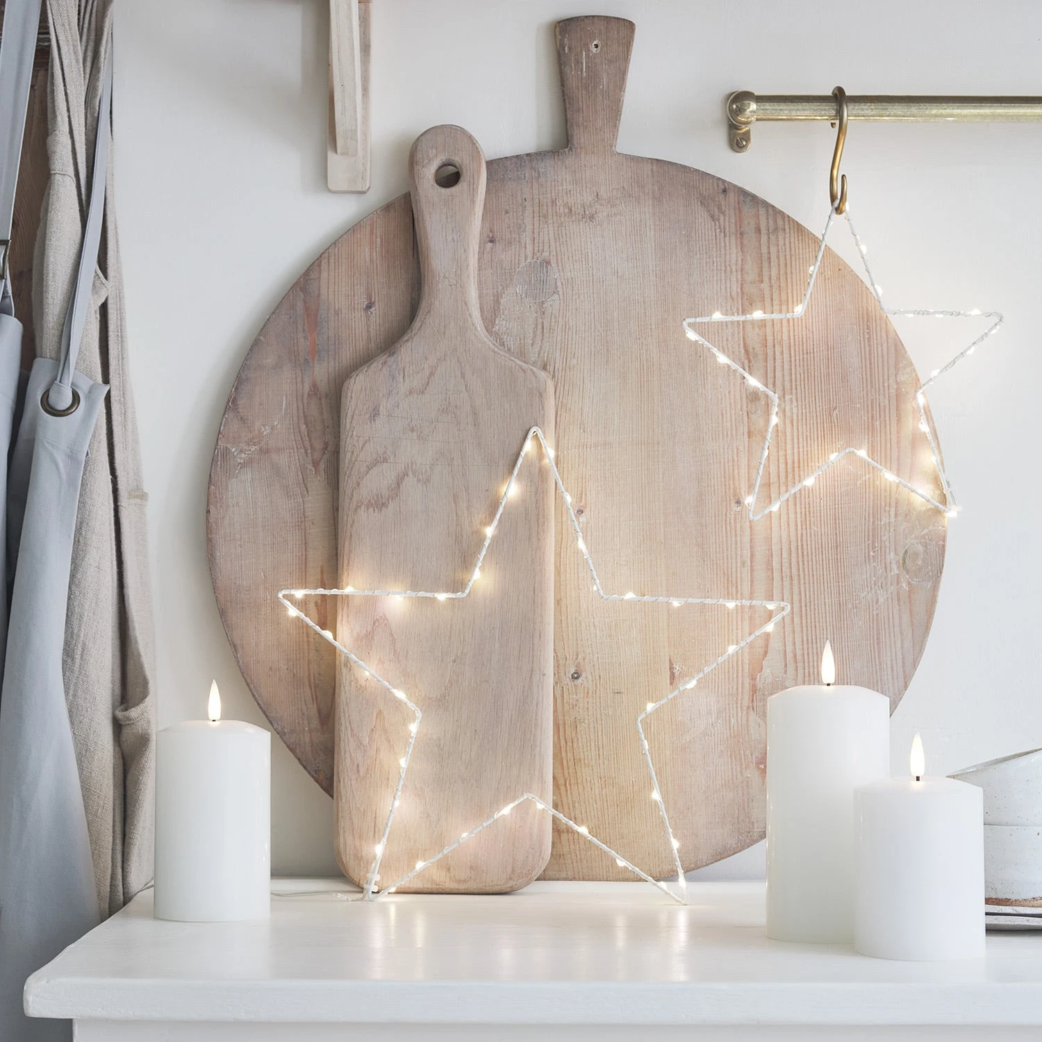 Lot D'Étoiles Lumineuses Osby Et Bougies Piliers TruGlow® Blanches