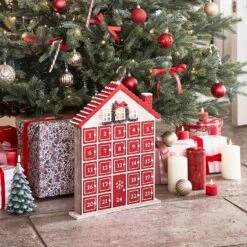 Calendrier De L'Avent En Bois En Forme De Maison De Campagne