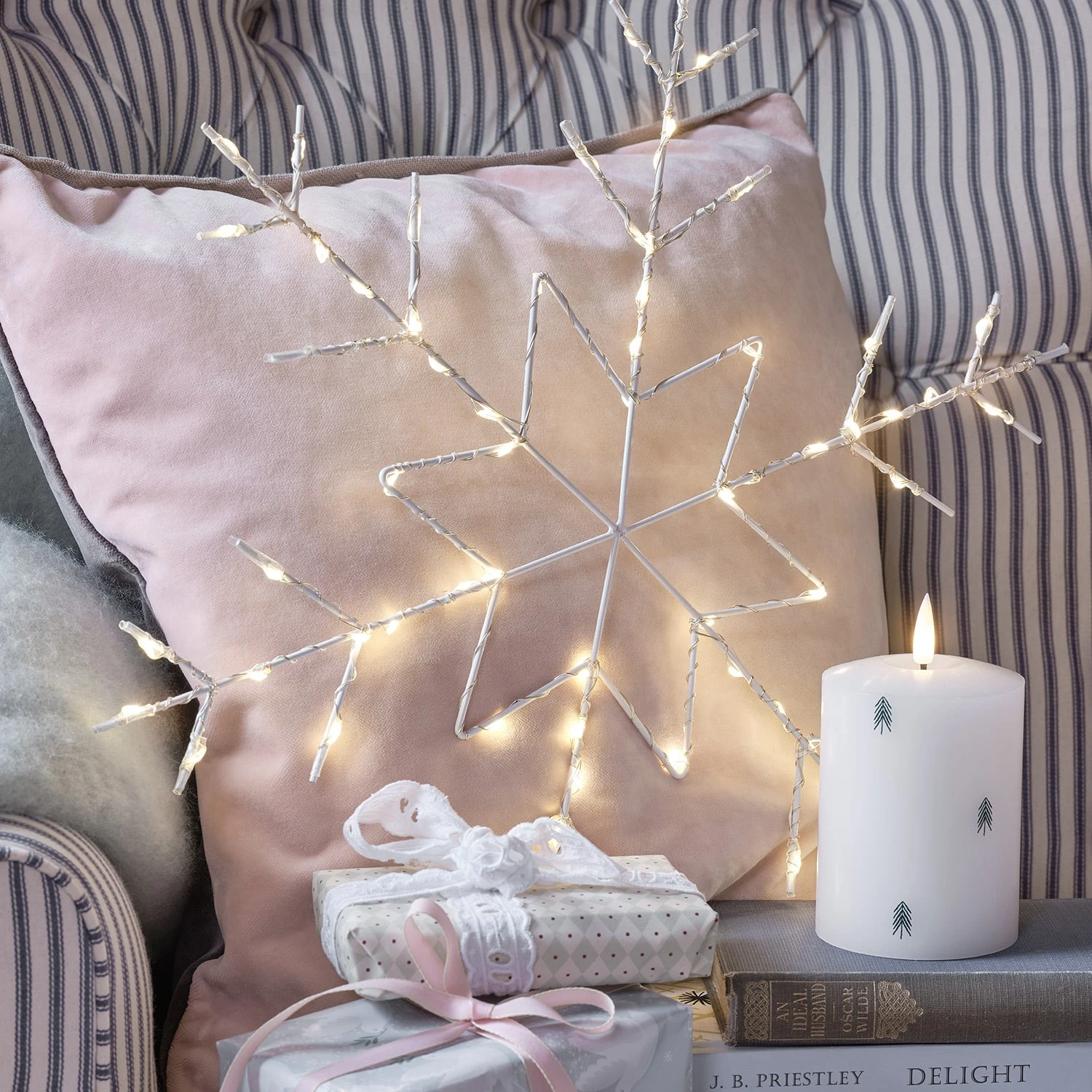 Déco De Fenêtre De Noël Flocon De Neige Lumineux Osby à Suspendre 1 Déco De Fenêtre De Noël Flocon De Neige Lumineux Osby à Suspendre