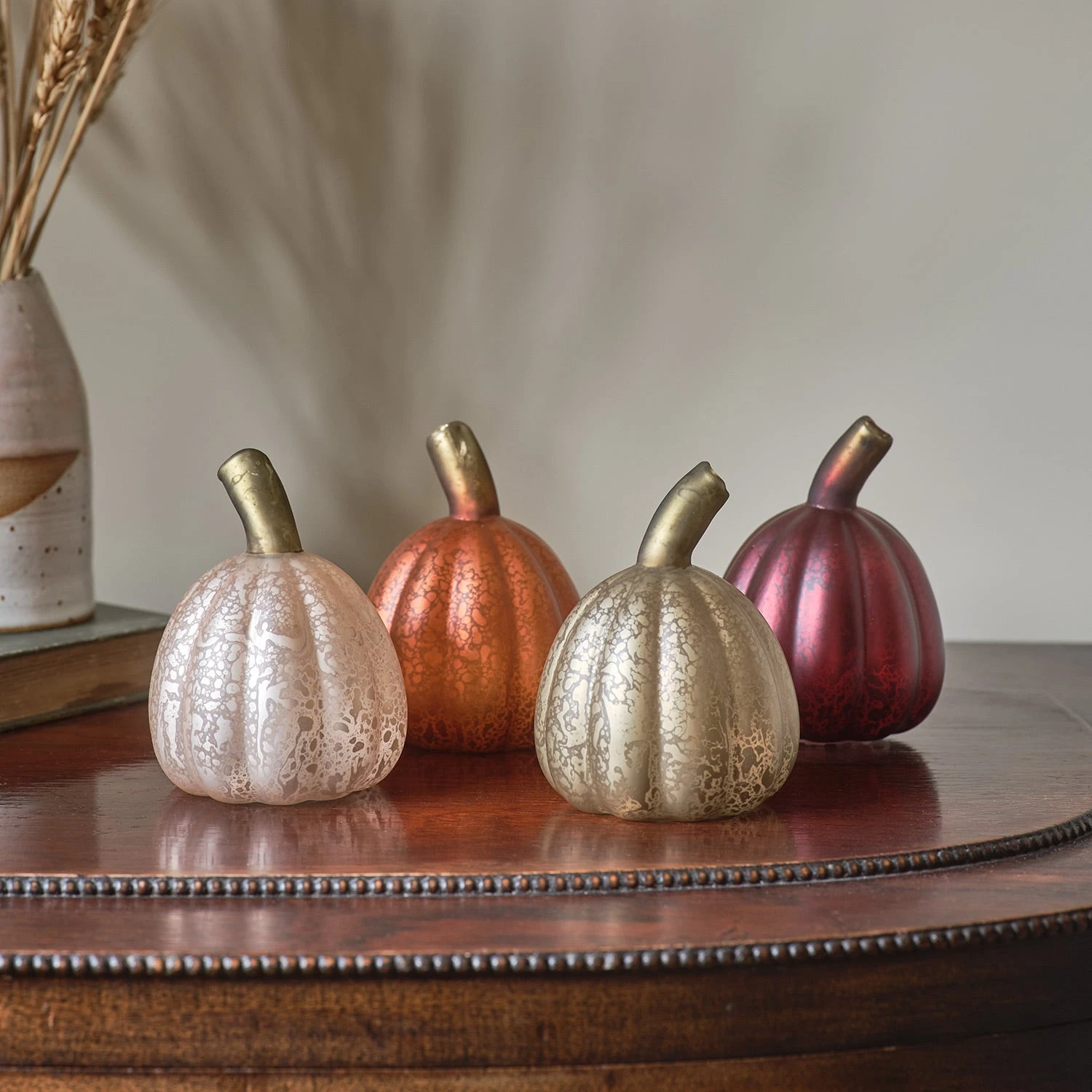 Lot De 8 Citrouilles Lumineuses En Verre à La Patine Blanche 3 Lot De 8 Citrouilles Lumineuses En Verre à La Patine Blanche – Image 3