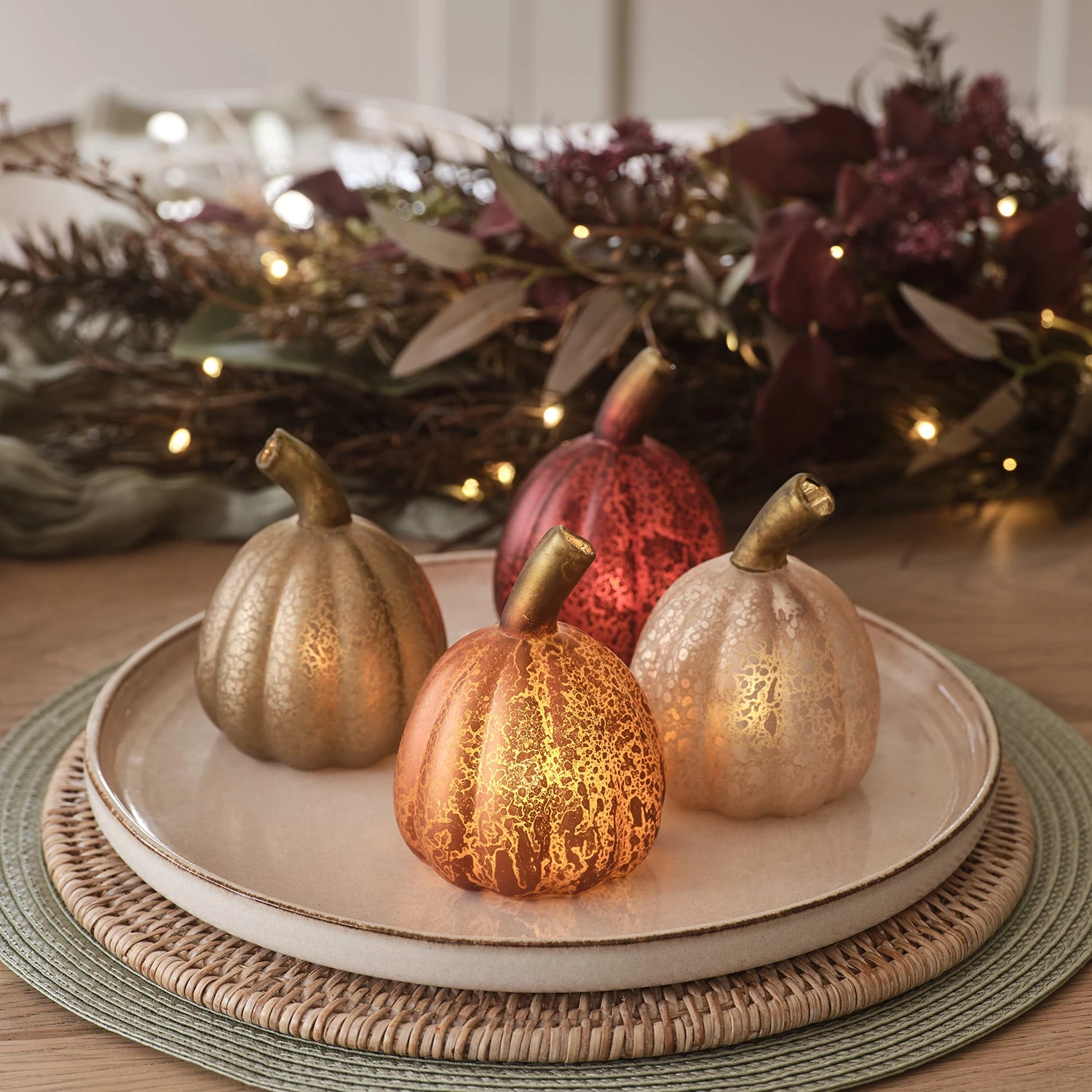 Lot De 8 Citrouilles Lumineuses En Verre à La Patine Blanche 5 Lot De 8 Citrouilles Lumineuses En Verre à La Patine Blanche – Image 5