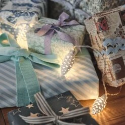 Guirlande Lumineuse 10 LED Pommes De Pin En Verre 9 Guirlande Lumineuse 10 LED Pommes De Pin En Verre -Noel Deco Magasin LL25015 guirlande lumineuse pomme de pin autour de cadeaux de noel