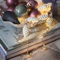 Couronne Aux Baies Blanches Avec Bougies TruGlow®, Porte-Bougie Et Guirlande Lumineuse – Centre De Table Festif 10 Couronne Aux Baies Blanches Avec Bougies TruGlow®, Porte-Bougie Et Guirlande Lumineuse – Centre De Table Festif -Noel Deco Magasin LL25015 guirlande lumineuse pomme de pin avec une etoile lumineuse 1