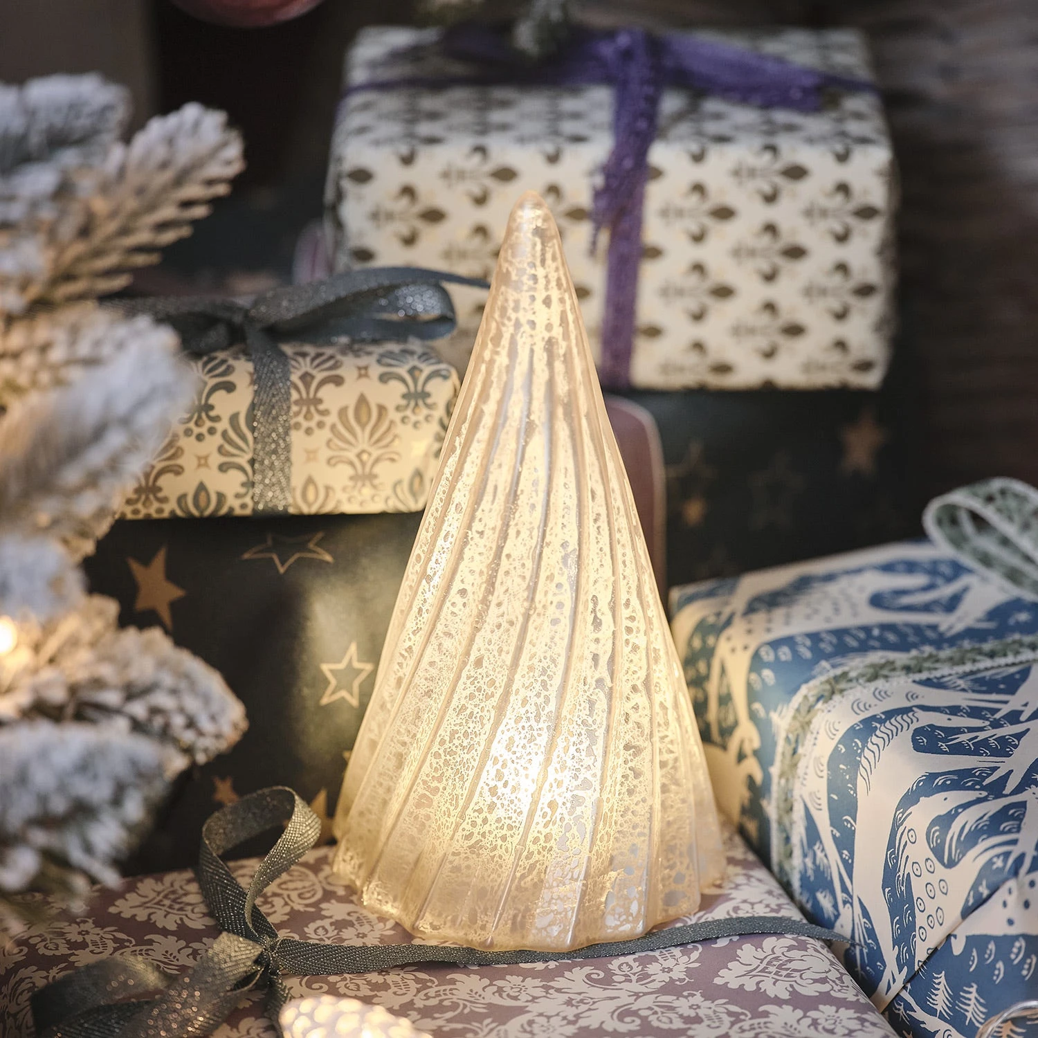 Sapin Lumineux De Table En Verre, Finition Patine Blanche 1 Sapin Lumineux De Table En Verre, Finition Patine Blanche