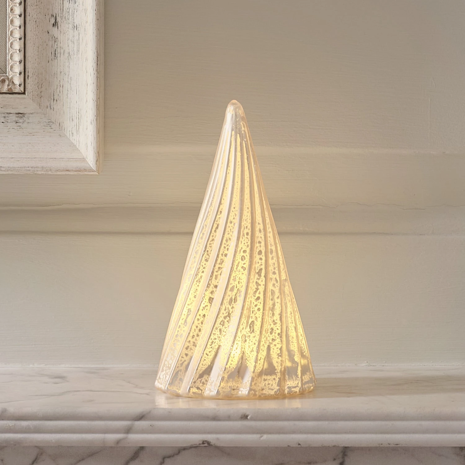 Sapin Lumineux De Table En Verre, Finition Patine Blanche 2 Sapin Lumineux De Table En Verre, Finition Patine Blanche – Image 2