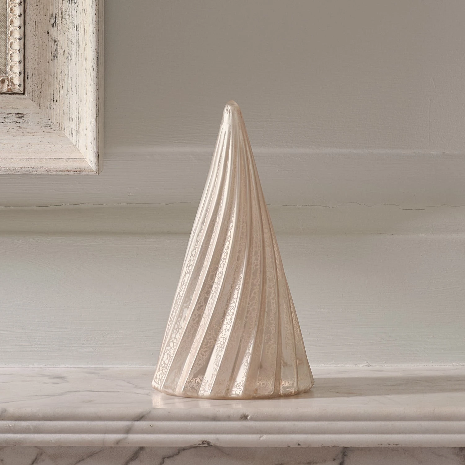 Sapin Lumineux De Table En Verre, Finition Patine Blanche 3 Sapin Lumineux De Table En Verre, Finition Patine Blanche – Image 3