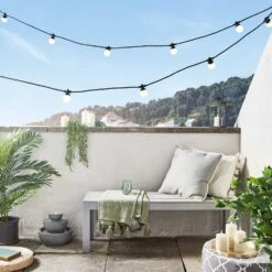 Guirlande Guinguette Pro Connect15m 30 LED Blanc Chaud Câble Noir Raccordable 6 Guirlande Guinguette Pro Connect15m 30 LED Blanc Chaud Câble Noir Raccordable -Noel Deco Magasin PR10 2YWB guirlande guinguette pro connect blanc chaud cable noir sur balcon avec fontaine et bougies