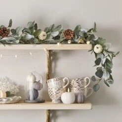 Cloche En Verre Avec Base En Bois Gris De 20,5 Cm 7 Cloche En Verre Avec Base En Bois Gris De 20,5 Cm -Noel Deco Magasin Petite Cloche en verre avec base en bois gris sur etagere avec mini citrouille tasses guirlande automne