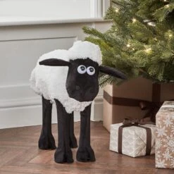 Shaun Le Mouton™ Figurine Lumineuse 31 Shaun Le Mouton™ Figurine Lumineuse -Noel Deco Magasin STS01 Shaun le mouton en interieur 2