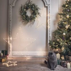 Couronne De Noël Pré-illuminée En Eucalyptus, Pin Et Baies Dorées 8 Couronne De Noël Pré-illuminée En Eucalyptus, Pin Et Baies Dorées -Noel Deco Magasin WR22022 couronne de noel eucalyptus pin et baies dorees en deco de noel cd0cb0af bb22 4a89 a4d6 2bb258a522bc