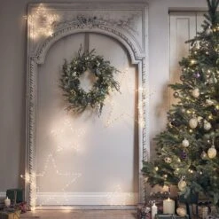 Couronne De Noël Pré-illuminée En Eucalyptus, Pin Et Baies Dorées 9 Couronne De Noël Pré-illuminée En Eucalyptus, Pin Et Baies Dorées -Noel Deco Magasin WR22022 couronne de noel eucalyptus pin et baies dorees suspendue a1ced1ca a620 463a bb9a a2b587264349