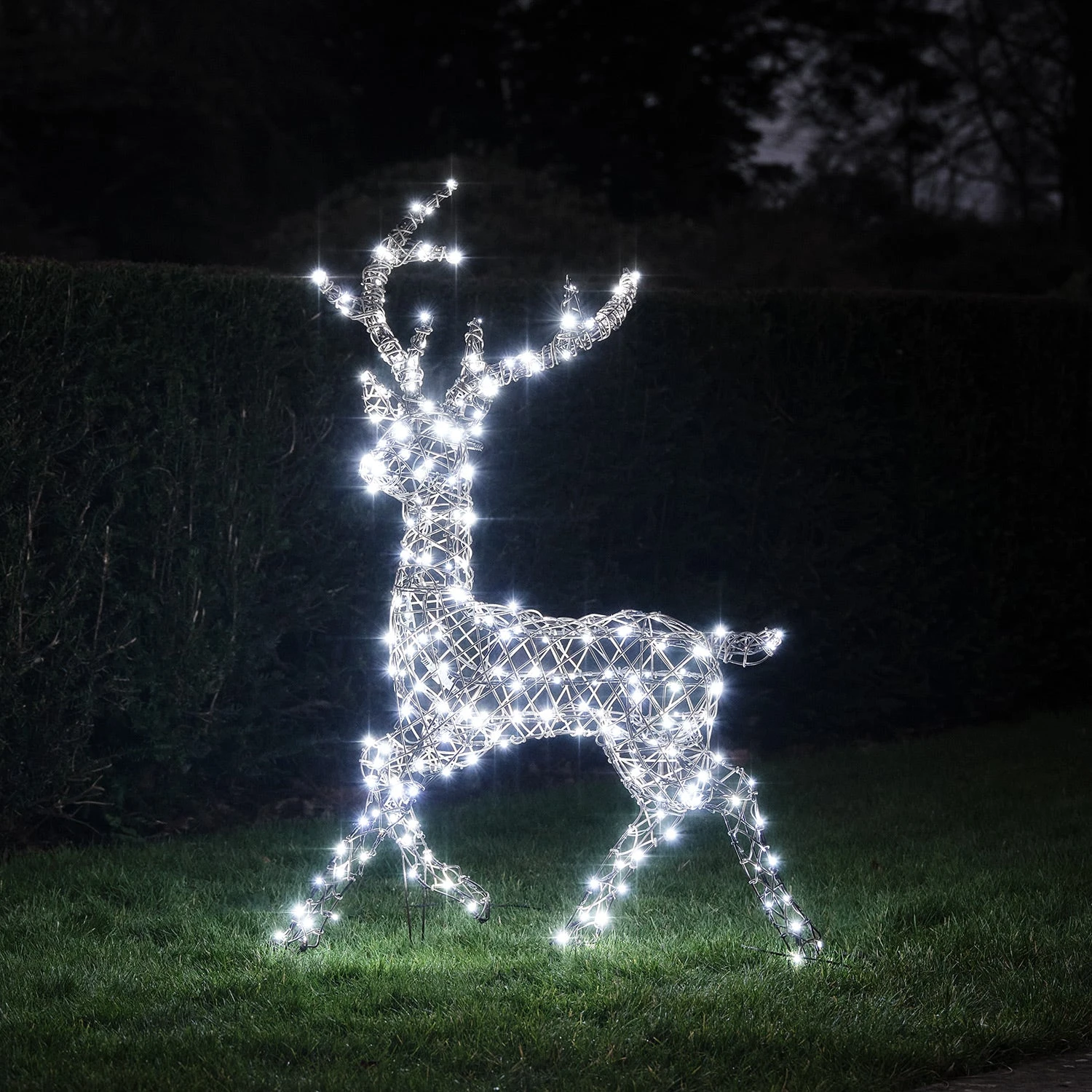 Cerf De Noël Solaire à LED Bicolore Studley En Rotin 1,15 M 1 Cerf De Noël Solaire à LED Bicolore Studley En Rotin 1,15 M