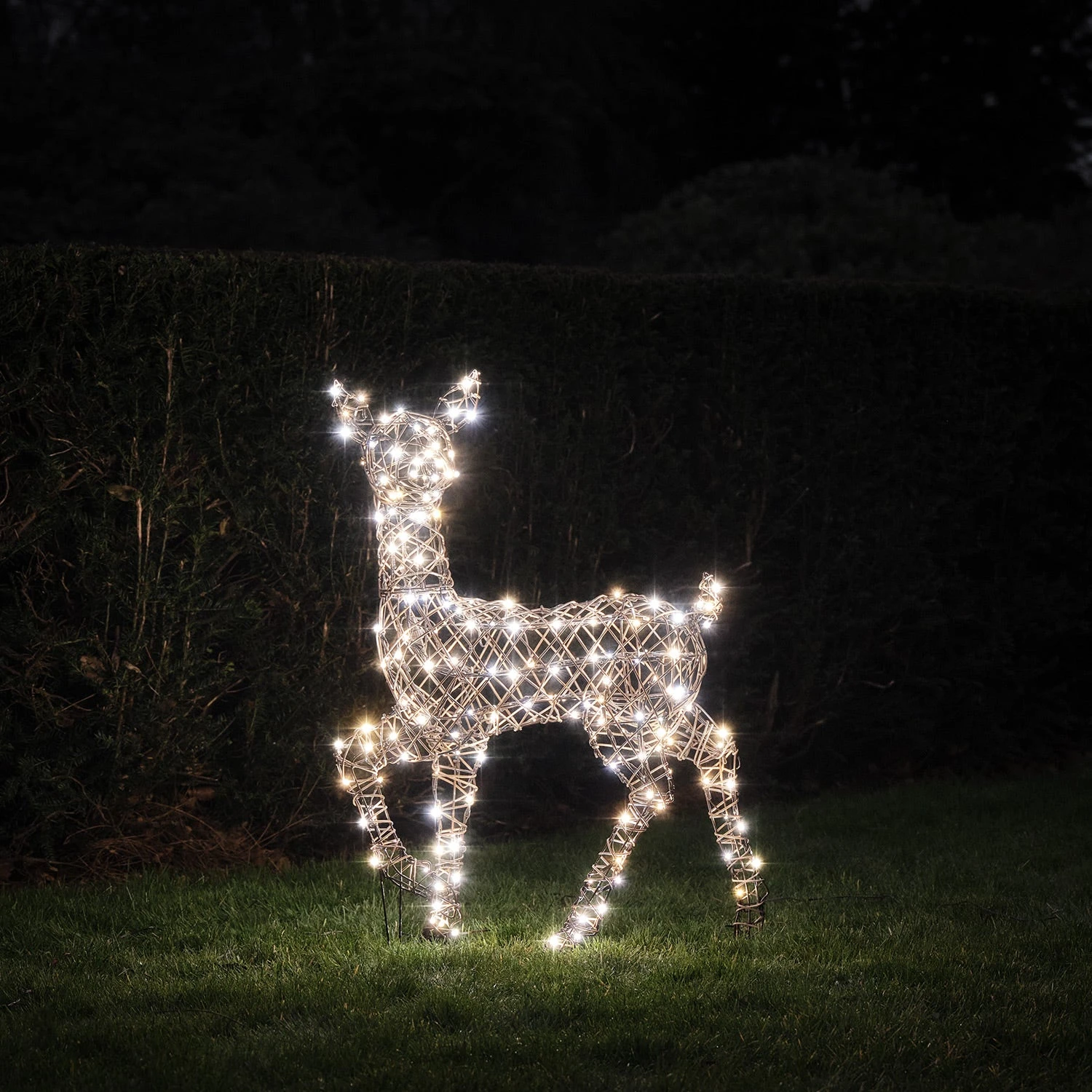 Biche Solaire De Noël à LED Bicolore Studley En Rotin 88 Cm 2 Biche Solaire De Noël à LED Bicolore Studley En Rotin 88 Cm – Image 2