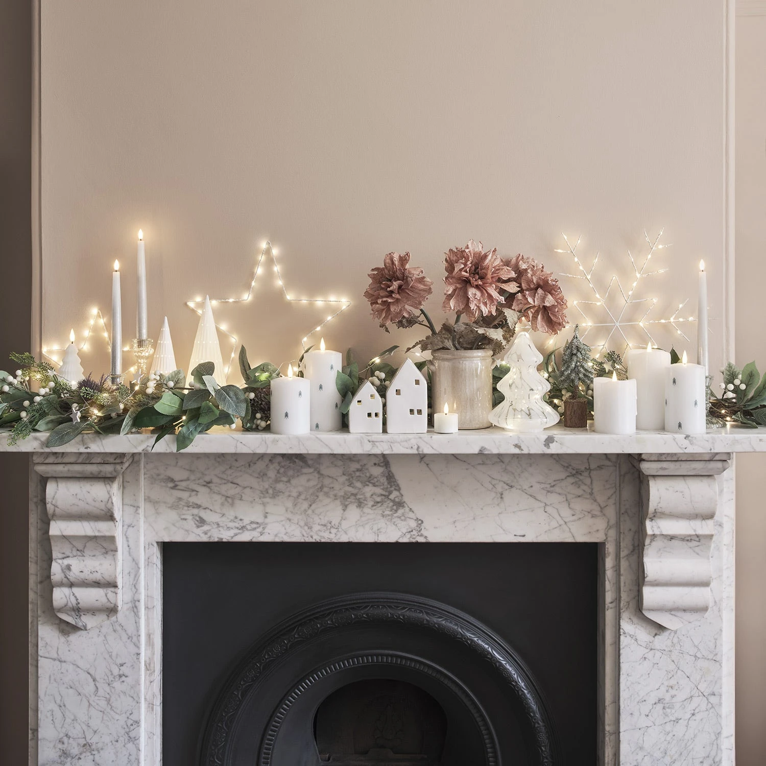 Noel Deco Magasin 40 Noel Deco Magasin -Noel Deco Magasin guirlande de noel pre eclairee a baies blanches sur un cheminee