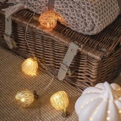 Guirlande Lumineuse à 8 Citrouilles En Verre 8 Guirlande Lumineuse à 8 Citrouilles En Verre -Noel Deco Magasin guirlande lumineuse a 8 citrouilles en verre sur un panier