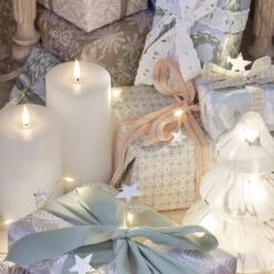 Guirlande Lumineuse De 1,9 M à 15 Étoiles Blanches En Bois -Noel Deco Magasin guirlande lumineuse de 1 9 m a 15 etoiles blanches en bois entre des cadeaux et decos de noel