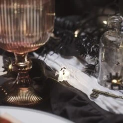 Guirlande Micro LED à Fantômes Et Araignées 10 Guirlande Micro LED à Fantômes Et Araignées -Noel Deco Magasin guirlande micro led a fantomes et araignees sur une table