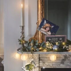 Lot Couronne Et Guirlande Pré-éclairées En Eucalyptus Et Baies Blanches 14 Lot Couronne Et Guirlande Pré-éclairées En Eucalyptus Et Baies Blanches -Noel Deco Magasin manteau de cheminee de noel