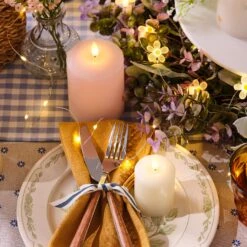 Lot De 4 Bougies Votives Rechargeables TruGlow® Avec Télécommande 11 Lot De 4 Bougies Votives Rechargeables TruGlow® Avec Télécommande -Noel Deco Magasin set de table avec une des bougies votives